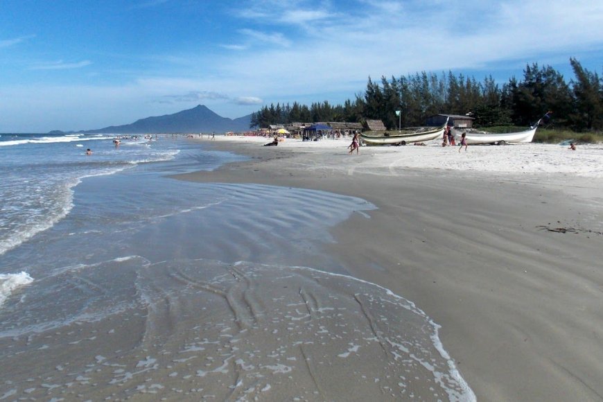Qual a praia mais badalada de Ilha Comprida?