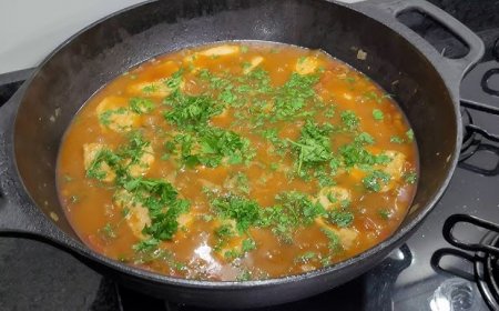 A arte de fazer o peixe ensopado: prato típico de Ilha Comprida.